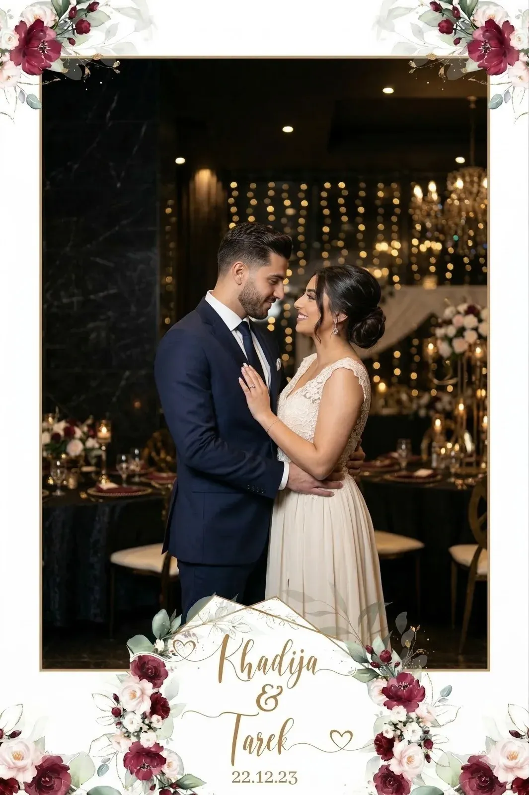 Tirage photobooth : couple enlacé dans un cadre floral blanc et bordeaux