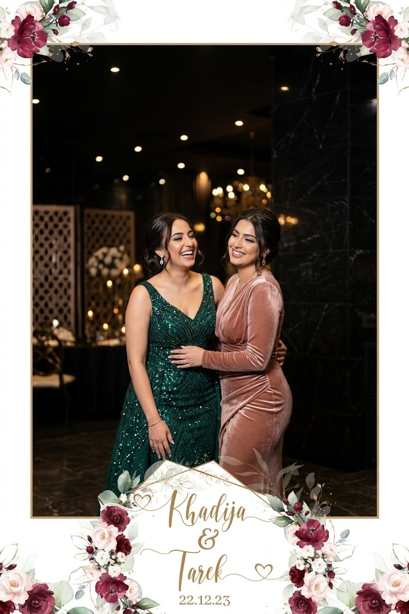 Deux amies posant au photobooth miroir